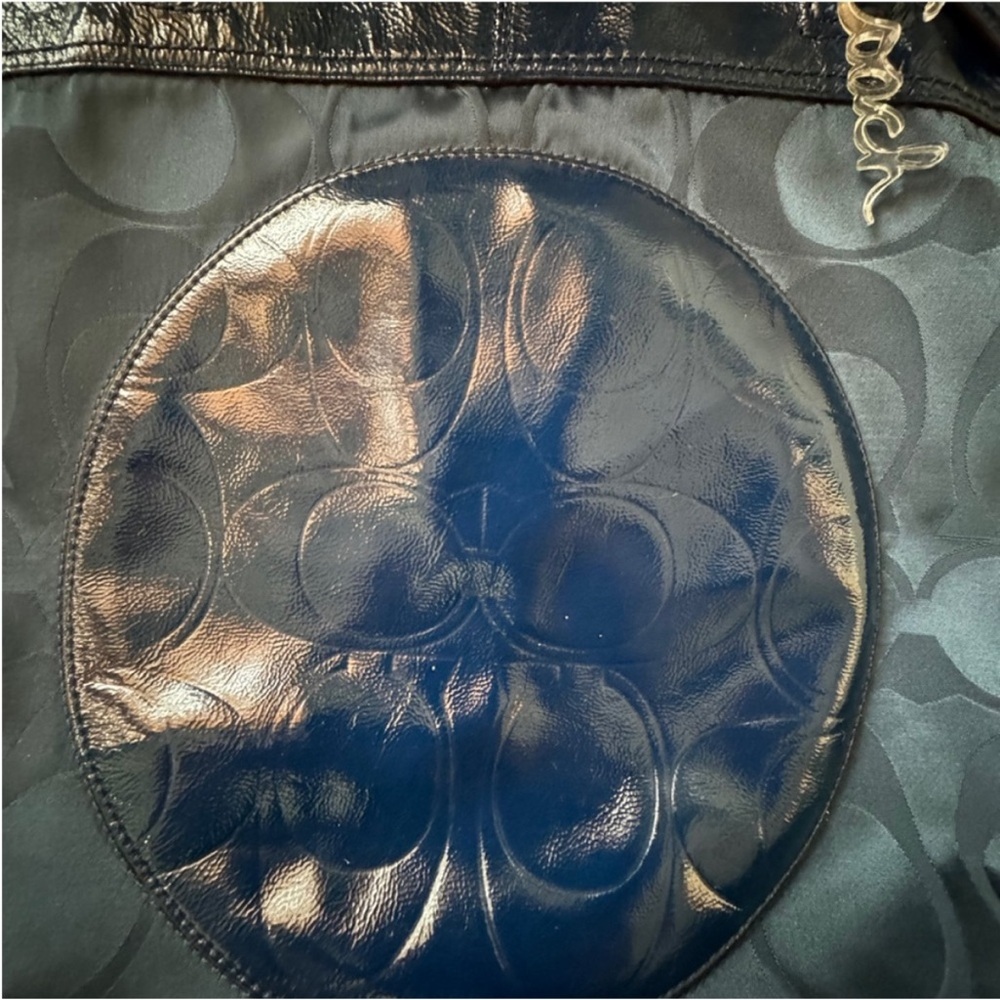 Vintage Coach Laura signature print
Large tote bag in Navy Blue - Picture 8 of 12